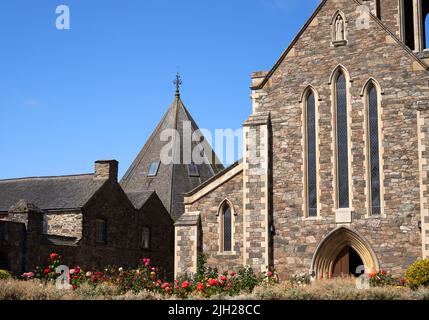 Whitwick, Leicestershire, UK 07 13 2022 großes Kloster und Rosengarten Stockfoto