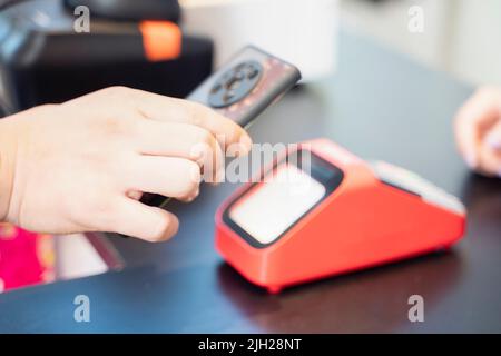 Mobiltelefone und POS-Maschinen im Büro Stockfoto