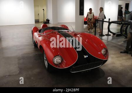 New York City, USA. 14.. Juli 2022. Ein Ferrari 500 TRC Spider von Scaglietti aus dem Jahr 1957, der auf Milliarden geschätzt wird, wird am 14. Juli 2022 in New York City bei RM Sotheby's Monterey Auction Preview vorgestellt. (Foto von Efren Landaos/Sipa USA) Quelle: SIPA USA/Alamy Live News Stockfoto