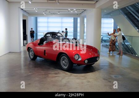 New York City, USA. 14.. Juli 2022. Ein Ferrari 375 MM Spider von Scaglietti aus dem Jahr 1953, der auf 0,8/10Millionen geschätzt wird, wird am 14. Juli 2022 in New York City in der Monterey Auction Preview von RM Sotheby vorgestellt. (Foto von Efren Landaos/Sipa USA) Quelle: SIPA USA/Alamy Live News Stockfoto