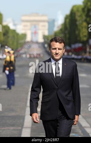 Der französische Präsident Emmanuel Macron während der Militärparade am 14.. Juli (Tag der Bastille), dem französischen Nationalfeiertag, in Anwesenheit des Präsidenten der französischen republik, am 14. Juli 2022 auf dem Place de la Concorde, Paris, Frankreich. Für Thema teilen die Flamme, in Bezug auf den Widerstand und die olympische Flamme. Die Ukraine und die osteuropäischen Länder werden geehrt. Foto von Stephane Lemouton/Pool/ABACAPRESS.COM Stockfoto