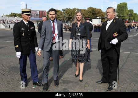 Der Präsident der französischen Nationalversammlung, Yael Braun-Pivet, wurde am 14. Juli 2022 bei der Militärparade am 14.. Juli (Tag der Bastille), dem französischen Nationalfeiertag, in Anwesenheit des Präsidenten der französischen republik, auf dem Place de la Concorde, Paris, Frankreich, begrüßt. Für Thema teilen die Flamme, in Bezug auf den Widerstand und die olympische Flamme. Die Ukraine und die osteuropäischen Länder werden geehrt. Foto von Stephane Lemouton/Pool/ABACAPRESS.COM Stockfoto