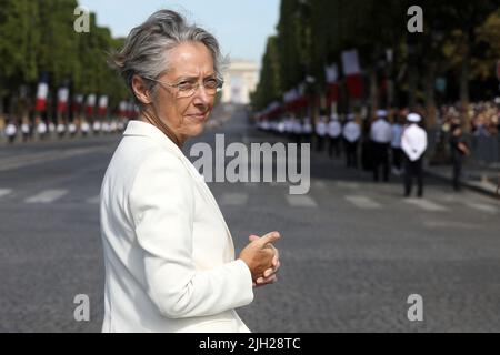 Die französische Premierministerin Elisabeth Borne wurde während der Militärparade am 14.. Juli (Tag der Bastille), dem französischen Nationalfeiertag, in Anwesenheit des Präsidenten der französischen republik, am 14. Juli 2022 auf dem Place de la Concorde, Paris, Frankreich, getragen. Für Thema teilen die Flamme, in Bezug auf den Widerstand und die olympische Flamme. Die Ukraine und die osteuropäischen Länder werden geehrt. Foto von Stephane Lemouton/Pool/ABACAPRESS.COM Stockfoto