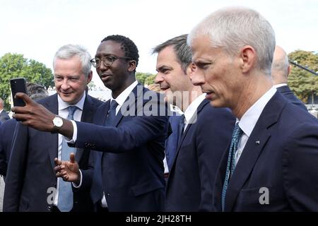 Der französische Minister für Wirtschaft, Finanzen, Industrie und digitale Sicherheit Bruno Le Maire, der französische Staatssekretär für das Meer Herve Berville, der französische Minister Olivier Veran und der französische Minister für die Beziehungen zum Parlament Franck Riester während der Militärparade am 14.. Juli (Tag der Bastille), dem französischen Nationalfeiertag, In Anwesenheit des Präsidenten der französischen republik am 14. Juli 2022 auf dem Place de la Concorde, Paris, Frankreich. Für Thema teilen die Flamme, in Bezug auf den Widerstand und die olympische Flamme. Die Ukraine und die osteuropäischen Länder werden geehrt. Foto von Stephane Lemouton/P Stockfoto