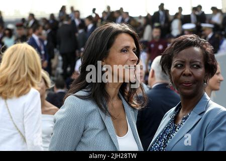 Die französische Staatssekretärin für Entwicklung, Frankophonie und internationale Partnerschaften Chrysoula Zacharopoulou während der Militärparade am 14.. Juli (Tag der Bastille), dem französischen Nationalfeiertag, in Anwesenheit des Präsidenten der französischen republik, am 14. Juli 2022 auf dem Place de la Concorde, Paris, Frankreich. Für Thema teilen die Flamme, in Bezug auf den Widerstand und die olympische Flamme. Die Ukraine und die osteuropäischen Länder werden geehrt. Foto von Stephane Lemouton/Pool/ABACAPRESS.COM Stockfoto