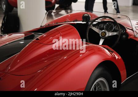 New York City, USA. 14.. Juli 2022. Ein Ferrari 500 TRC Spider von Scaglietti aus dem Jahr 1957, der auf Milliarden geschätzt wird, wird am 14. Juli 2022 in New York City bei RM Sotheby's Monterey Auction Preview vorgestellt. (Foto von Efren Landaos/Sipa USA) Quelle: SIPA USA/Alamy Live News Stockfoto