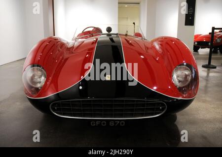 New York City, USA. 14.. Juli 2022. Ein Ferrari 500 TRC Spider von Scaglietti aus dem Jahr 1957, der auf Milliarden geschätzt wird, wird am 14. Juli 2022 in New York City bei RM Sotheby's Monterey Auction Preview vorgestellt. (Foto von Efren Landaos/Sipa USA) Quelle: SIPA USA/Alamy Live News Stockfoto