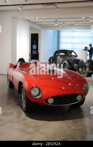 New York City, USA. 14.. Juli 2022. Ein Ferrari 375 MM Spider von Scaglietti aus dem Jahr 1953, der auf 0,8/10Millionen geschätzt wird, wird am 14. Juli 2022 in New York City in der Monterey Auction Preview von RM Sotheby vorgestellt. (Foto von Efren Landaos/Sipa USA) Quelle: SIPA USA/Alamy Live News Stockfoto