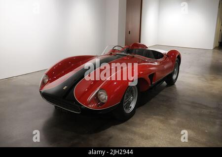 New York City, USA. 14.. Juli 2022. Ein Ferrari 500 TRC Spider von Scaglietti aus dem Jahr 1957, der auf Milliarden geschätzt wird, wird am 14. Juli 2022 in New York City bei RM Sotheby's Monterey Auction Preview vorgestellt. (Foto von Efren Landaos/Sipa USA) Quelle: SIPA USA/Alamy Live News Stockfoto