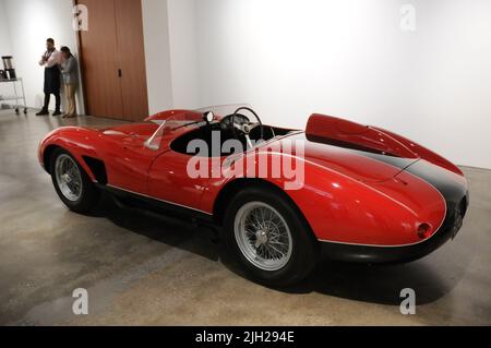 New York City, USA. 14.. Juli 2022. Ein Ferrari 500 TRC Spider von Scaglietti aus dem Jahr 1957, der auf Milliarden geschätzt wird, wird am 14. Juli 2022 in New York City bei RM Sotheby's Monterey Auction Preview vorgestellt. (Foto von Efren Landaos/Sipa USA) Quelle: SIPA USA/Alamy Live News Stockfoto