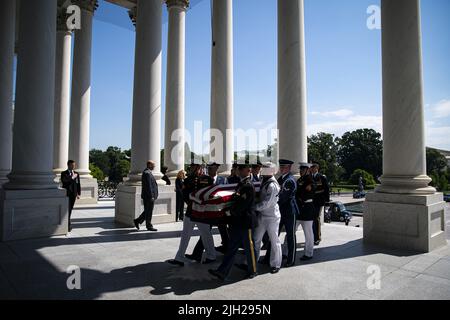 Washington DC, USA. 14.. Juli 2022. Die Überreste von Hershel Woodrow 'Woody' Williams werden in das US-Kapitol getragen, bevor sie am Donnerstag, dem 14. Juli 2022, in Washington, DC, zu Ehren liegen. Williams, der letzte überlebende Träger der Ehrenmedaille des Zweiten Weltkriegs, kämpfte in der Schlacht von Iwo Jima. Pool Foto von Al Drago/UPI Kredit: UPI/Alamy Live News Stockfoto