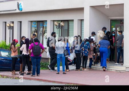 Viele Afroamerikaner warten in der Schlange im Krankenhaus. Ukraine, Vinnyzja, 14. Juli 2021. Stockfoto