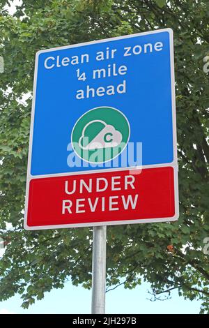 Schild an der Grenze der Clean Air Zone im Großraum Manchester - wird geprüft Stockfoto