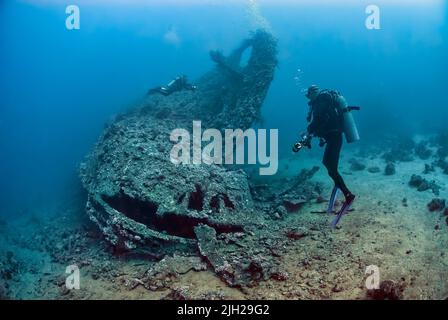 Zwei Taucher erkunden das Schiffswrack Dunraven im Roten Meer Stockfoto