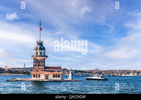 Bosporus mit dem berühmten Maiden-Turm (kiz Kulesi), auch bekannt als Leander-Turm, Symbol von Istanbul, Türkei. Landschaftlich Reise Hintergrund für Wallpaper. Stockfoto