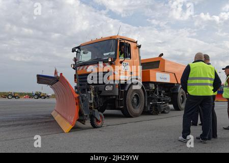 St. Petersburg, Russland - 24. September 2015: Schneeräumfahrzeug während der jährlichen Überprüfung der Ausrüstung auf dem Flughafen Pulkovo Stockfoto