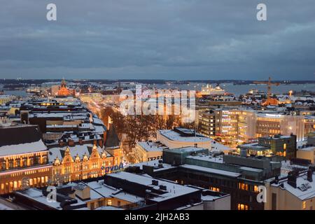 Nächtliches Winterstadtbild von Helsinki, Finnland: Blick vom Hotel Torni in Richtung Südhafen Stockfoto