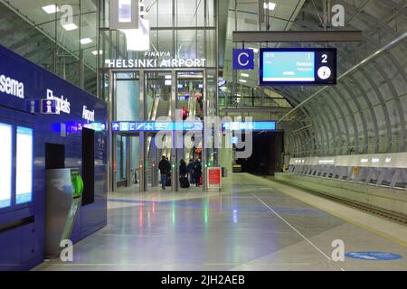 Mitarbeiter am Bahnhof des Flughafens Helsinki, Finnland Stockfoto