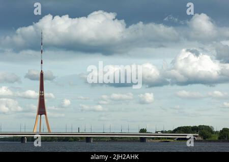 Blick auf den Fluss Daugava und den Rigaer Fernsehturm. Der Turm wurde in den Jahren 1979-1986 erbaut und ist 386,5 m hoch Stockfoto