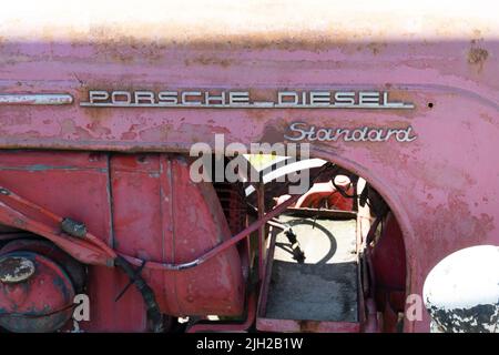 Detail eines unrestaurierten roten Porsche Diesel Standard Traktors Stockfoto