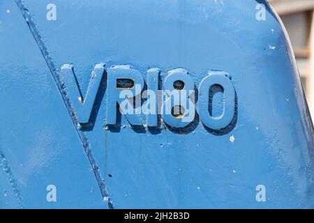 Blaues Vickers VR180-Namensschild auf einer Planierraupe für Raupentraktoren Stockfoto