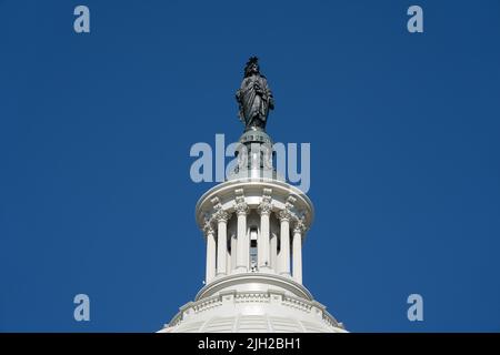 Die Statue Freedom auf dem Capitol auf dem Capitol Hill in Washington, Freitag, 14. Juli 2022. (Foto von Chris Kleponis/Sipa USA) Quelle: SIPA USA/Alamy Live News Stockfoto