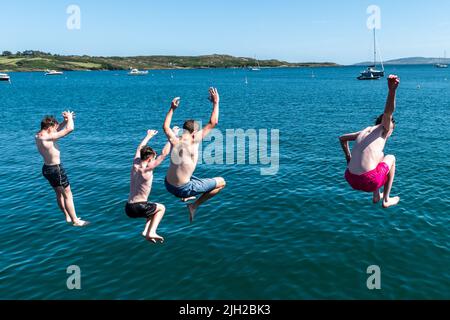 Schull, West Cork, Irland. 14.. Juli 2022. Die Temperaturen in West Cork haben heute 23C erreicht, und viele Menschen ziehen zur Abkühlung an die Küste. Robert Collins, Skibbereen, Conor Lawson, Schull, Jackson Little, Ballydehob und Dylan Crowley, Mealagh Valley. Quelle: AG News/Alamy Live News Stockfoto