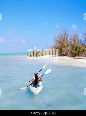 Gäste des Tiamo Resort fahren mit dem Kajak in die South Lagoon. South Andros Island, Bahamas. Stockfoto