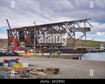 Die 8100 Tonnen schwere Ninian North Jacke an der schweren Stilllegungspaste im Werk Dales Voe, Lerwick, Shetland, Großbritannien Stockfoto