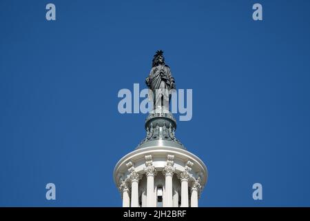 Die Statue Freedom auf dem Capitol auf dem Capitol Hill in Washington, Freitag, 14. Juli 2022. (Foto von Chris Kleponis/Sipa USA) Quelle: SIPA USA/Alamy Live News Stockfoto