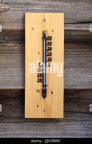 Das Thermometer zeigt an einem heißen Tag hohe Temperaturen an. Stockfoto