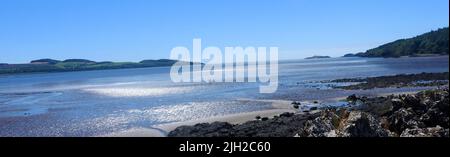 Panorama von Dhoon Bay aka Goat Well Bay, Kirkcudbright, Schottland bei Ebbe. Stockfoto