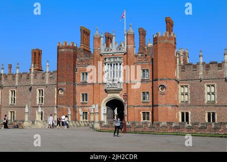 HAMPTON, GROSSBRITANNIEN - 18. MAI 2014: Dies ist der Haupteingang zum Hampton Court Palace. Stockfoto