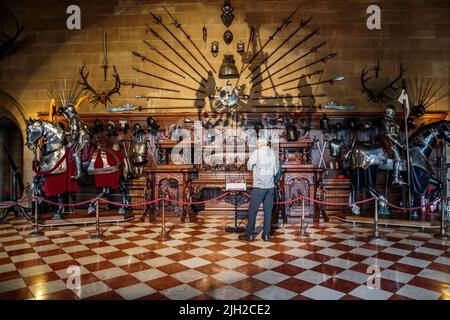 WARWICK, GROSSBRITANNIEN - 15. SEPTEMBER 2014: Dies sind die Waffen und Rüstungen, die in der Great Hall of Warwick Castle ausgestellt werden. Stockfoto