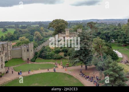 WARWICK, GROSSBRITANNIEN - 15. SEPTEMBER 2014: Dies ist eine Luftaufnahme des Hofes und des Ethelfeld-Hügels mit den Überresten frühmittelalterlicher Festungen Stockfoto