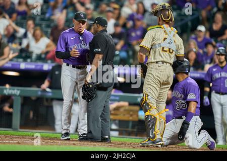 Denver CO, USA. 13.. Juli 2022. Colorado-Manager Bud Black (10) argumentiert, dass Elias Diaz während des Spiels mit San Diego Padres und den Colorado Rockies, das im Coors Field in Denver Co. Stattfand, auf dem Teller aussteigen wird. David Seelig/Cal Sport Medi. Kredit: csm/Alamy Live Nachrichten Stockfoto