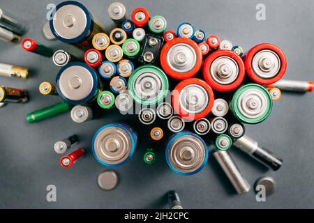 Auswahl verschiedener Batterien, Draufsicht Stockfoto