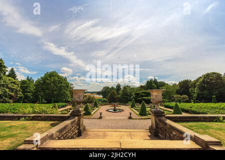 Park und Parterre Garten im historischen Tatton Park, englisches Herrenhaus in der Stadt. Stockfoto