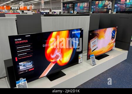 München, Deutschland. 14.. Juli 2022. Samsung-Fernseher in einem Saturn-Elektronikgeschäft, LED-OLED-Fernseher, Geschäft, Zweigstelle Credit: dpa/Alamy Live News Stockfoto