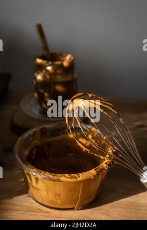 Cremiger Kaffee mit Eis. Dalgona Kaffee Stockfoto