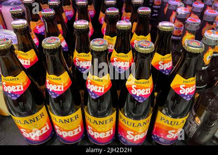 München, Deutschland. 14.. Juli 2022. Paulaner SPEZI Flaschen befinden sich in der Kühlabteilung. Kredit: dpa/Alamy Live Nachrichten Stockfoto