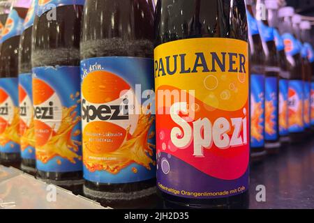 München, Deutschland. 14.. Juli 2022. Paulaner SPEZI-Flaschen befinden sich im Kühlregal neben Original-SPEZI-Flaschen aus der Riegele-Brauerei in Augsburg Quelle: dpa/Alamy Live News Stockfoto