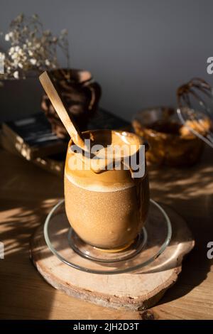 Cremiger Kaffee mit Eis. Dalgona Kaffee Stockfoto
