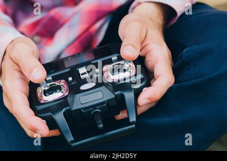 Mann spielt mit Fernbedienung Spielzeug, Nahaufnahme Stockfoto