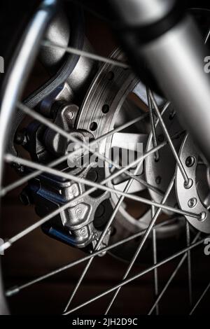 Detail der Rad- und Scheibenbremsen des modernen Motorrads Stockfoto