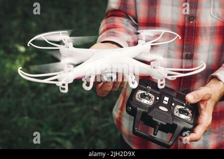 Bediener mit Fernbedienung und Quadrocopter Stockfoto