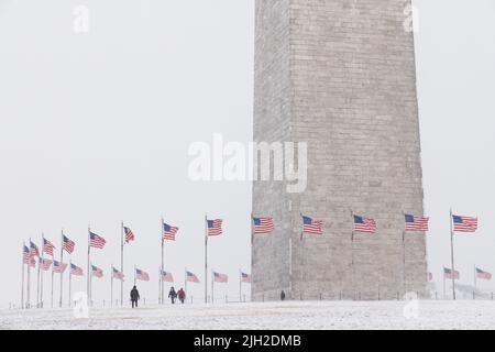 Winterschneefall am Washington Monument in Washington, DC. Stockfoto