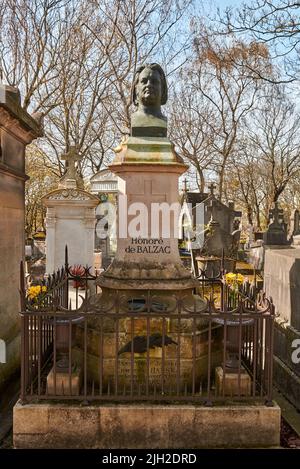 PARIS, FRANKREICH - 4. APRIL 2018: Das Grab von Honore de Balzac auf dem Friedhof Pere Lachaise Stockfoto