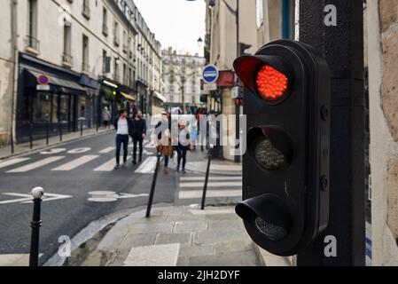 Ampel mit roter Farbe in Paris Stockfoto