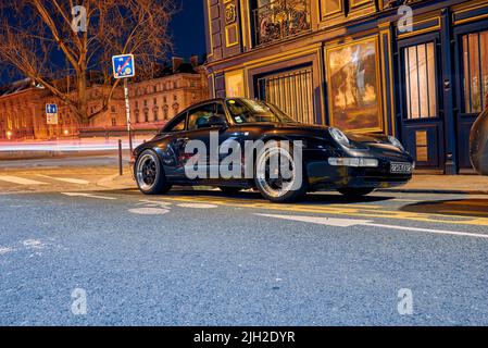 PARIS, FRANKREICH -6. APRIL 2018: Legendärer Porsche 911 bei Nacht in Paris Stockfoto